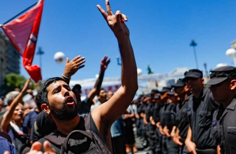 Két hónappal az új elnök megválasztása után sztrájkba borult Argentína