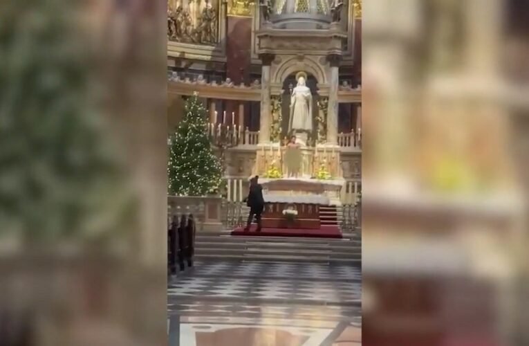 Egy férfi meztelenre vetkőzött és felmászott a budapesti Szent István-bazilika oltárára