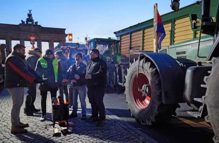 A Berliner Zeitung az NDK bukásához hasonlítja a németországi eseményeket