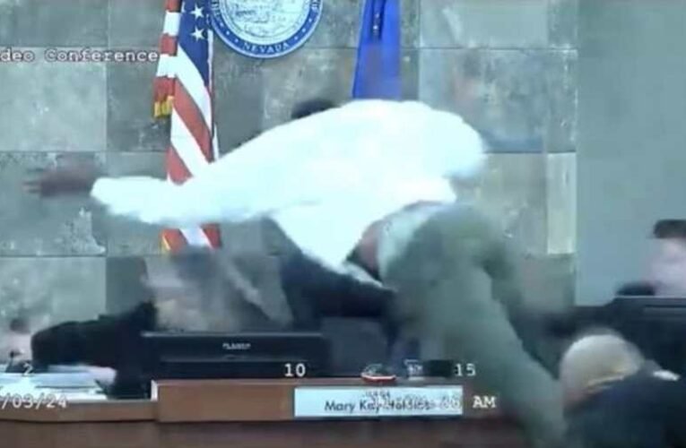Elképesztő felvétel: nekiugrott a bírónak, miután meghallotta az ítéletet