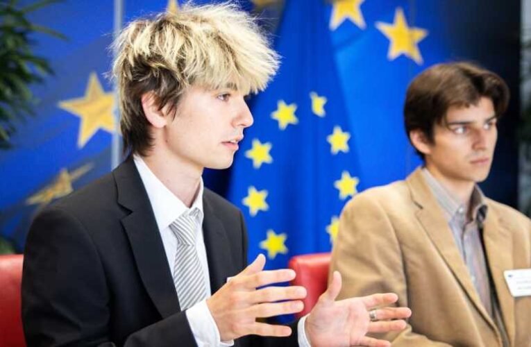 300 ezernél is több üres nemzeti konzultációt gyűjtöttek a „forradalmi” diákok