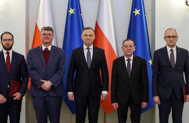 Dühöng a liberáldiktatúra Lengyelországban – az elnöki palotában fogták le a volt belügyminisztert