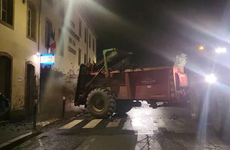 Drasztikus akciók egész Franciaországban, a gazdák haragja nem csillapodik