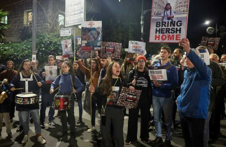 Betörtek az izraeli parlament ülésére a gázai túszok hozzátartozói