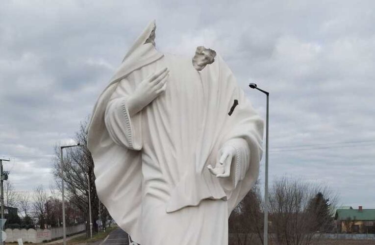 Ismét lefejezték Szűz Mária szobrát Dunavecsén – avagy új-európai „értékek” Magyarországon?