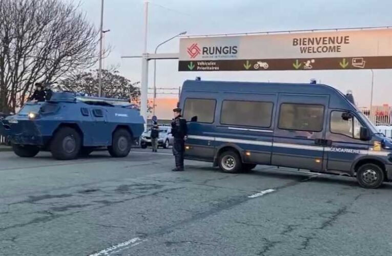 Macron már páncélozott járműveket is bevetne a gazdák ellen