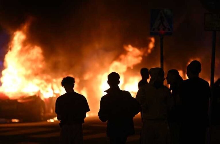 Fizetnek a svéd rendőrök, mert védték magukat a rájuk támadó migránssal szemben