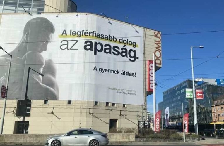 „A legférfiasabb dolog az apaság” – óriásplakát-kampány kongatja a demográfiai vészharangot