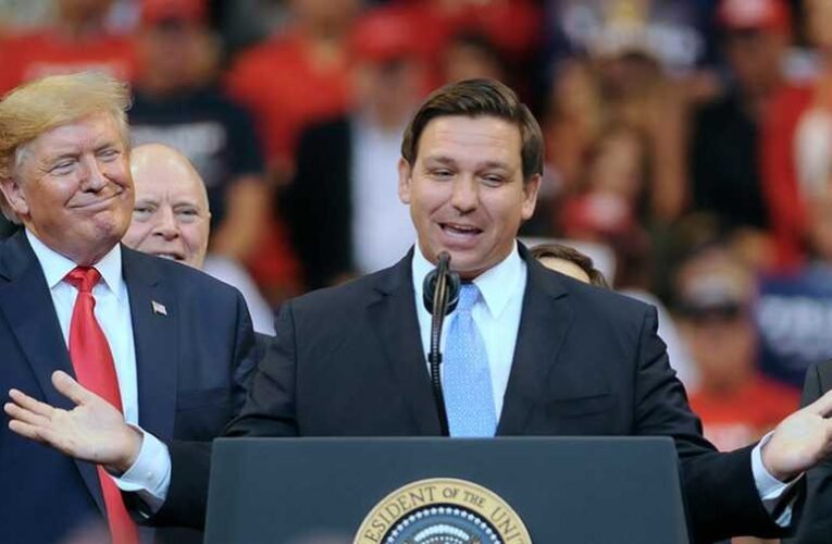 Kiszáll a republikánusok elnökjelölti versenyéből Ron DeSantis és Donald Trumpot támogatja