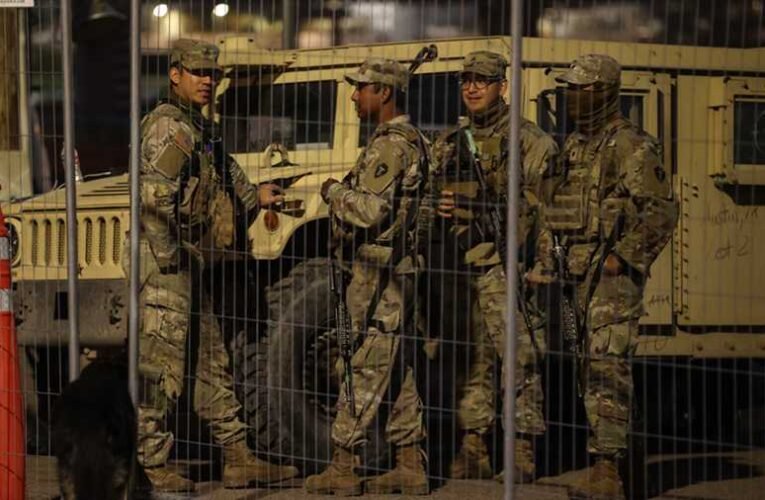 Pattanásig feszült a helyzet Texasban a szövetségiek és a nemzeti gárda között