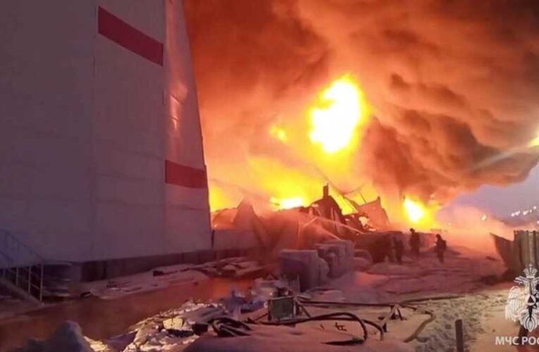 Óriási tűz pusztít Szentpéterváron