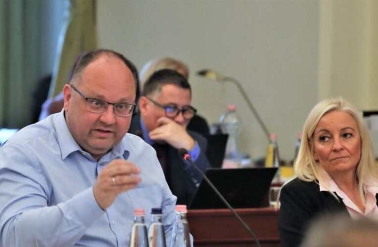 Wintermantel Zsolt: Pénzügyi lélegeztetőgépen van Budapest