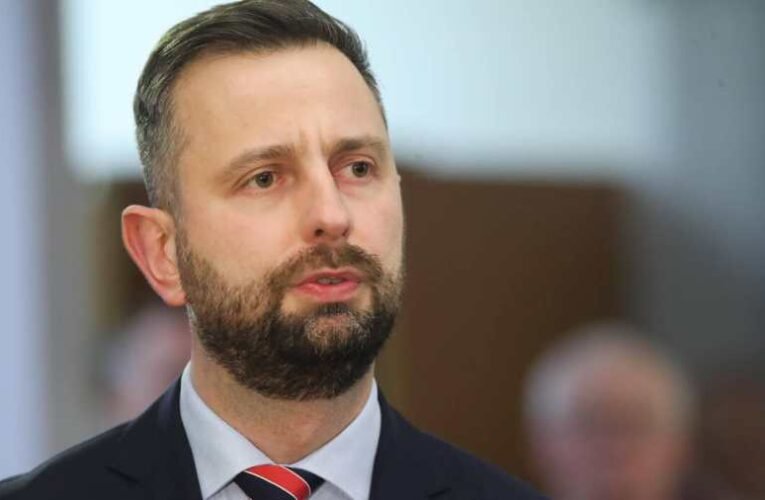 Elgurult a gyógyszere a lengyel védelmi miniszternek