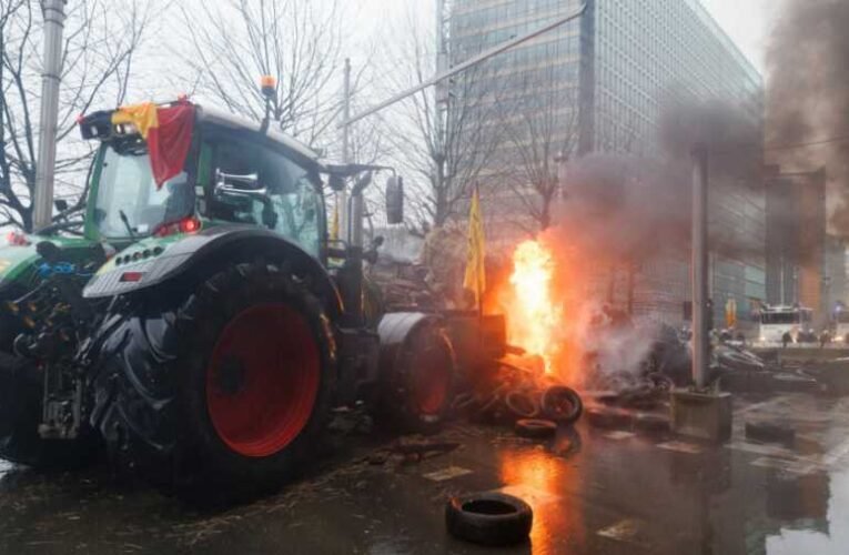 Gazdák és rendőrök összecsapása Brüsszelben (videó)