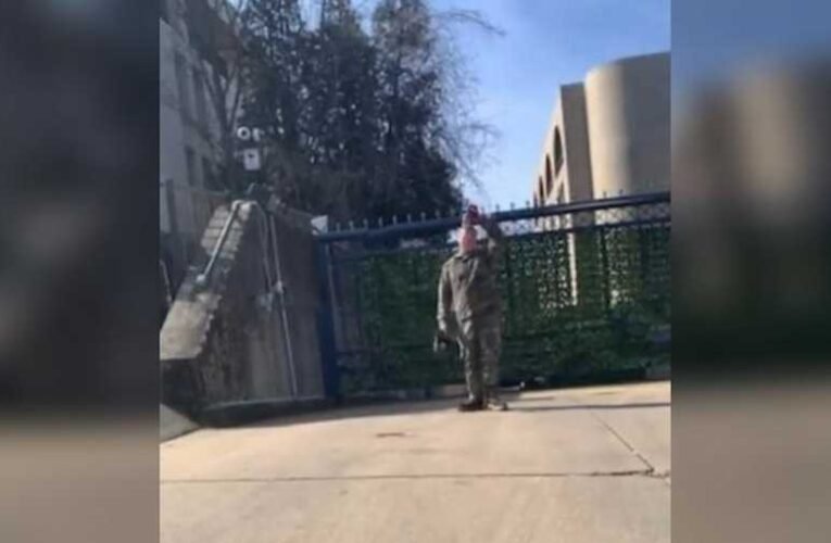 Felgyújtotta magát az izraeli követség előtt az amerikai katona (videó 18+)