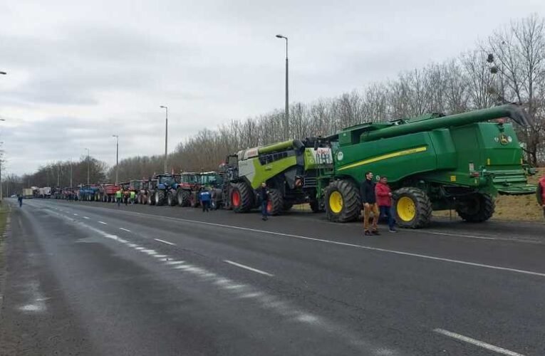 Tüntetnek a gazdák Záhonynál – se ki, se be