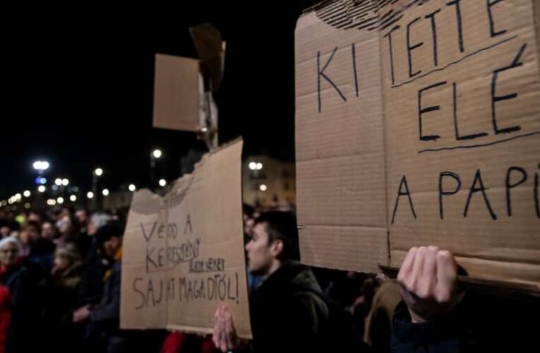 Az erőszak elleni tüntetés erőszakba torkollott a Fidesz-székháznál