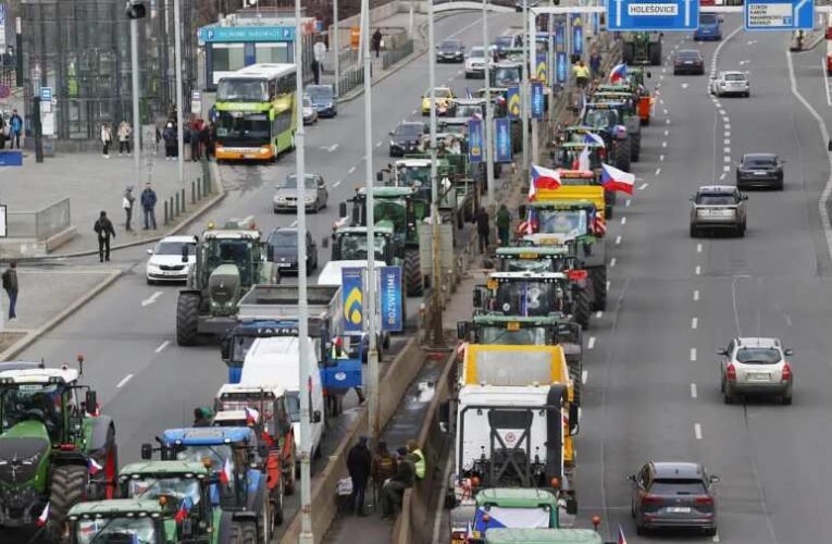 Több száz traktorral Prága belvárosába vonultak a tiltakozó cseh gazdák