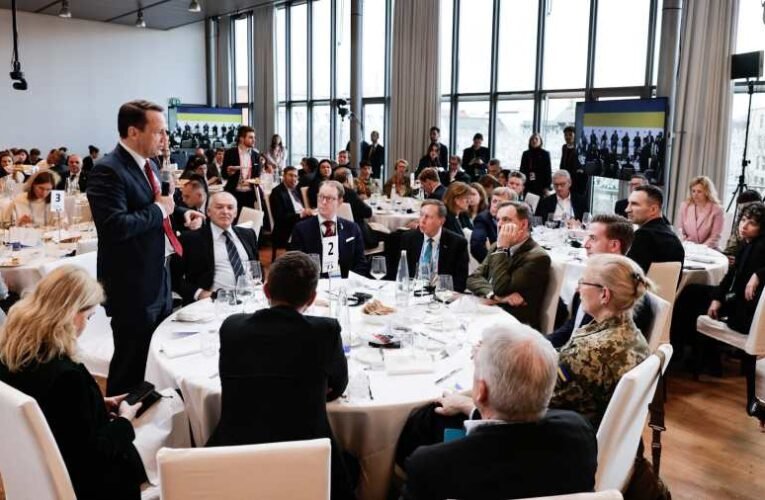 A szervilis lengyel külügyminiszter így riogat