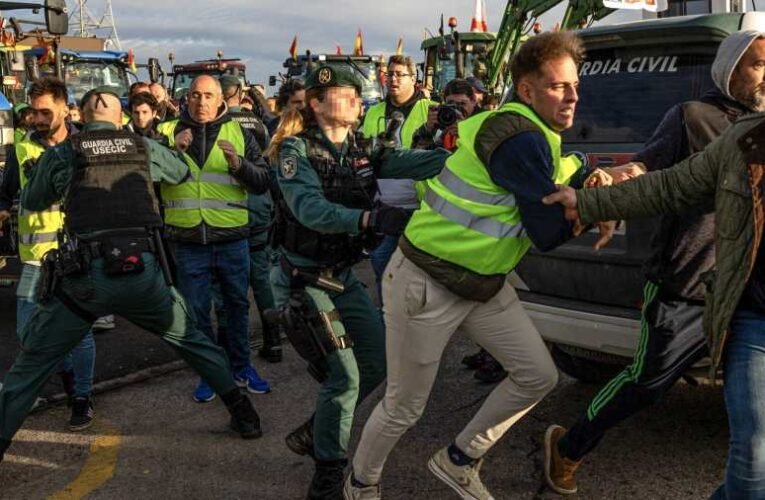 Összecsaptak a rendőrökkel a dühös spanyol gazdák