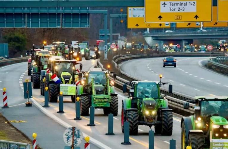 1000 traktor Frankfurtban – blokkolják Németország legnagyobb repülőterét a gazdák