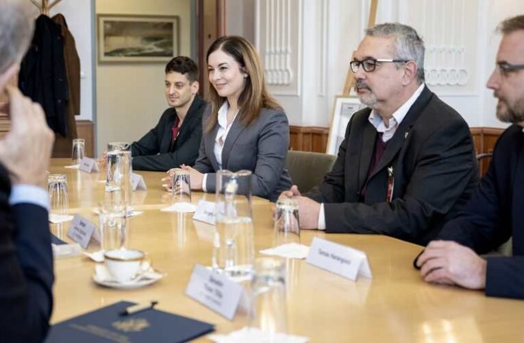 Pressmanék a baloldallal ültek asztalhoz az USA budapesti nagykövetségén