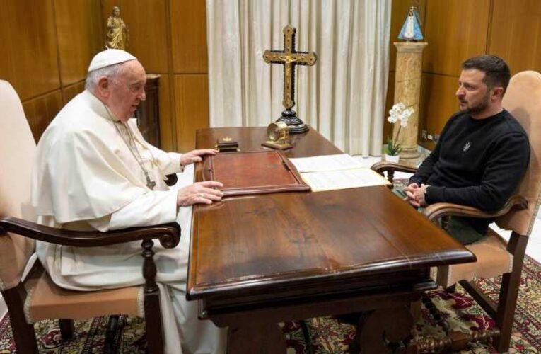 Ferenc pápa fehér zászlót ajánl Zelenszkij ukrán elnök figyelmébe