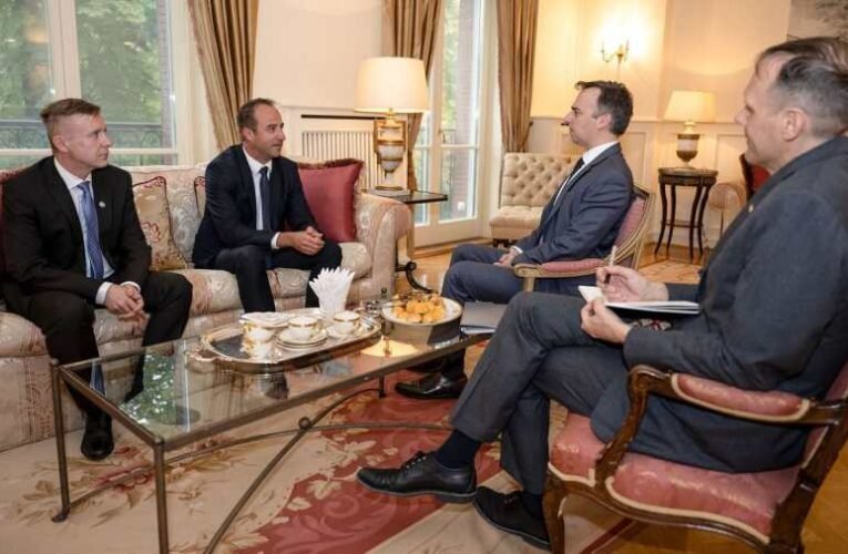 Az amerikai nagykövettel parolázó bíró engedte ki a gyermekpornográfiával gyanúsított volt állami vezetőt