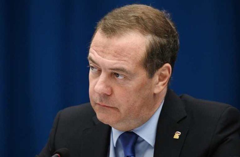 Medvegyev Zelenszkijről: Felakasztják vagy magára hagyják