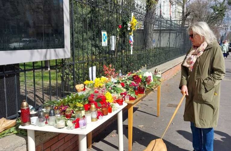 Részvétét fejezte ki Dr. Téglásy Imre, a Human Life International magyarországi igazgatója az orosz követség előtt