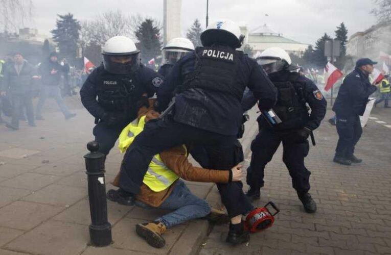 Ki akarták hozni Donald Tuskot a parlamentből a lengyel gazdák, rendőrök állták útjukat