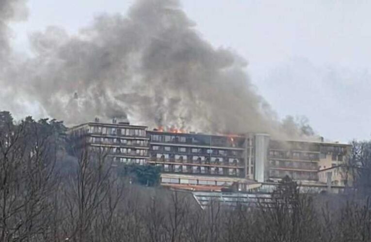 Tűz ütött ki a visegrádi Hotel Silvanusban, a szállodát kiürítették (videó)