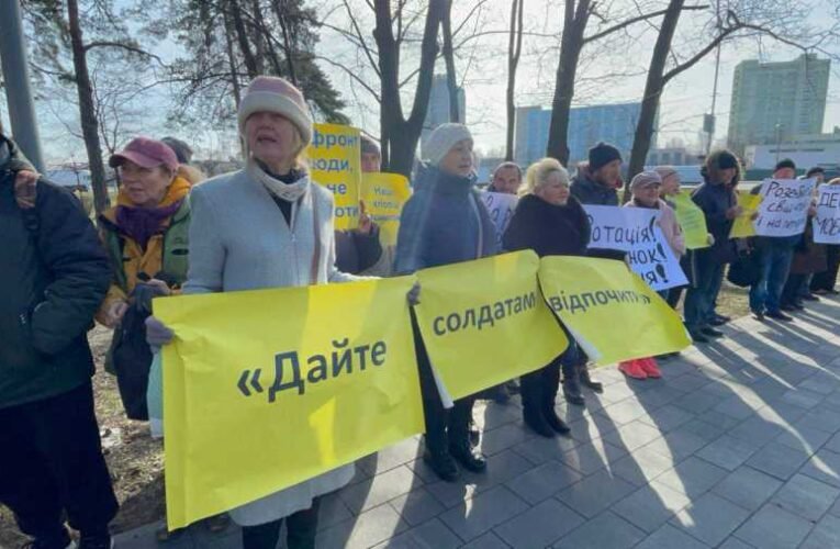 Az ukrán állampolgárokkal szembeni erőszakos mozgósítási politika beszüntetését követelték Kijevben