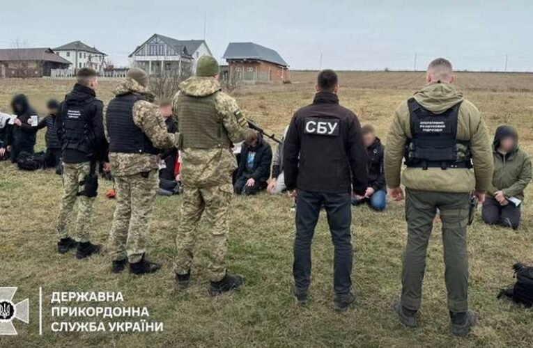 Az ukránok így rángatták ki a frontszolgálat elől menekülőket a furgonból (videó 18+)