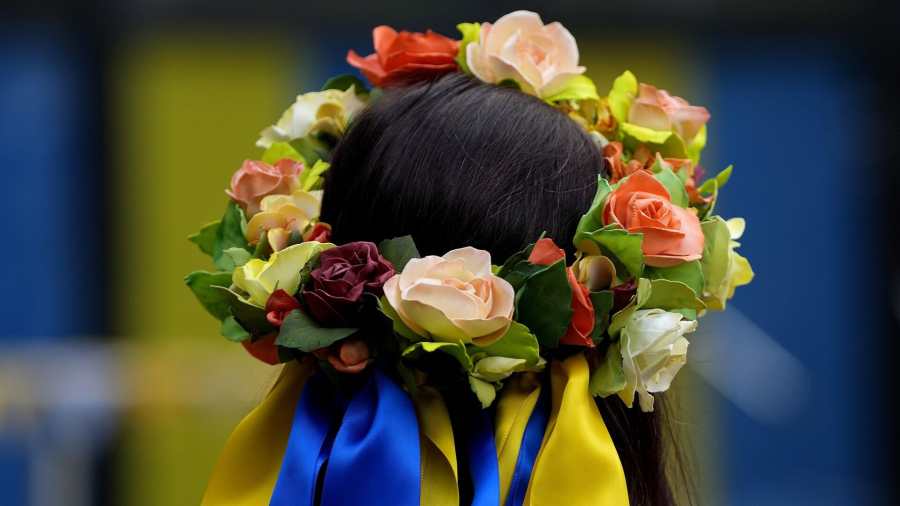 ukran nő nemzeti szalaggal