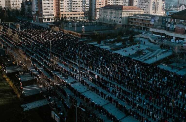 Ezrek énekelték a magyar és a székely himnuszt a csíkszeredai főtéren (videó)