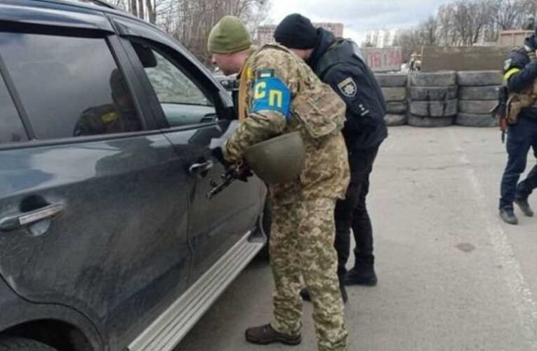 Az emberek összefognak Ukrajnában a toborzók brutalitása ellen (videó)