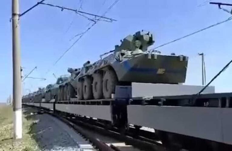 Valami készül, tömegével érkeznek a harcjárművek Ukrajnába az oroszok erősítésére (videó)