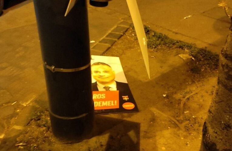 Már most durvul a kampány – Letépték a Fidesz plakátjait és Pikó Andrásé került a helyükre Józsefvárosban