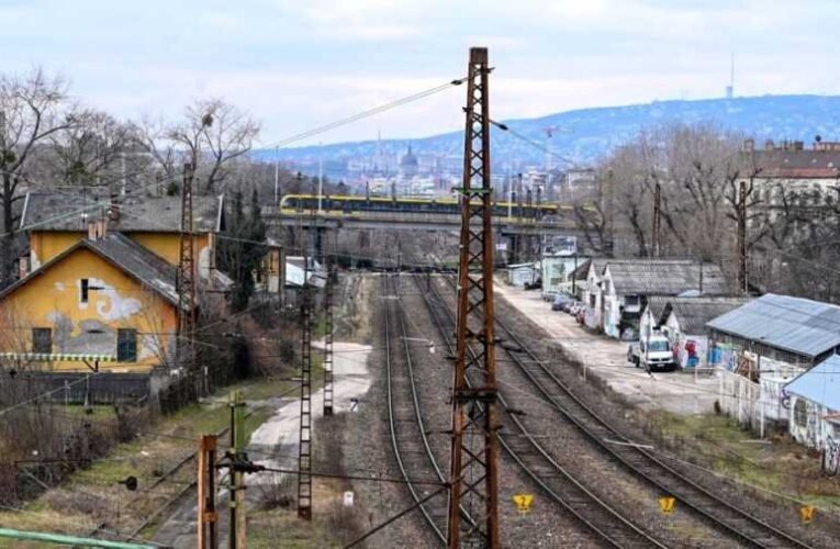 Elszabadult a pokol hétfő este: vasúti talpfák égtek Rákosrendező állomáson (videó)