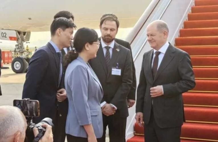 Csak egy alpolgármester fogadta a Kínába érkező német kancellárt (videó)