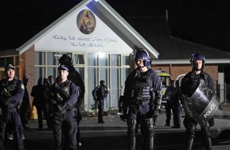 Sydney-ben összecsaptak a rendőrök az asszír ortodox közösség tagjai (videó 18+)