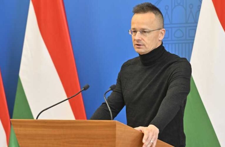 Szijjártó Péter üzenete a békemisszió miatt jajveszékelőknek: „Biztonsági öveket becsatolni! Nagyon figyeljenek!”