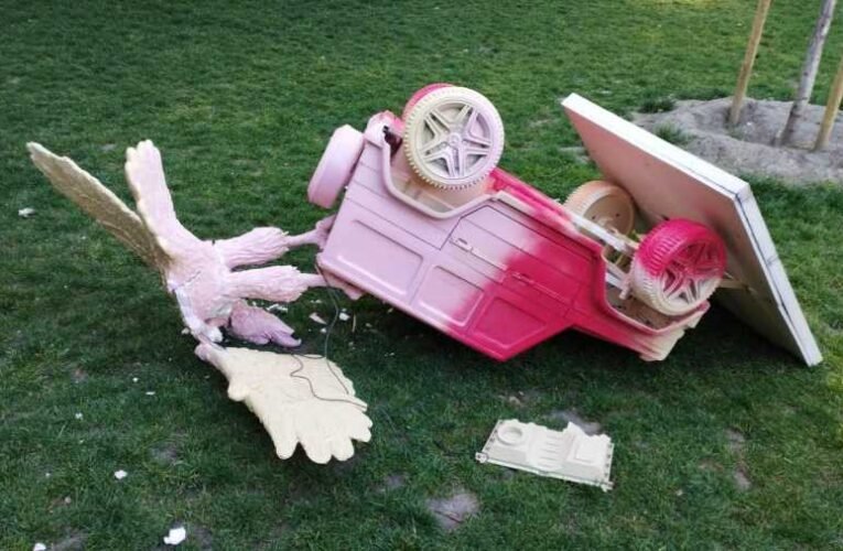 Pár nap után összetörték a G-Mercis turul szobrot Ferencvárosban