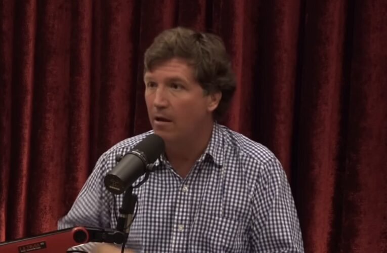 Tucker Carlson: „Sötétség borul az egykor szabad világra”