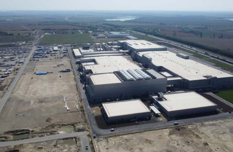 Tömeges elbocsátás az iváncsai akkumulátorgyárban, a műszak közepén küldték el a dolgozókat