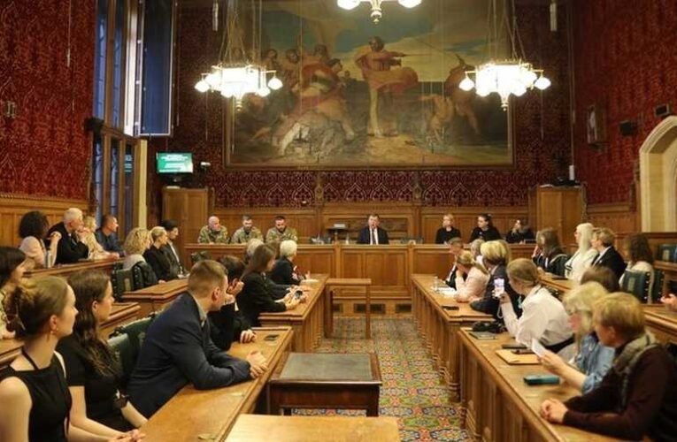 Brit parlamenti képviselők ünnepelve fogadták az ukrán neonácikat