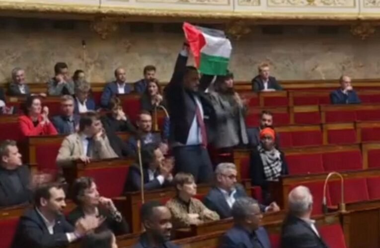 Botrány: félbeszakadt a francia Nemzetgyűlés ülése (videó)