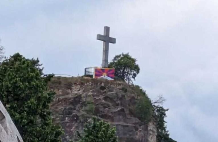 Tibeti és kínai zászlókkal viaskodtak a Gellért-hegyen