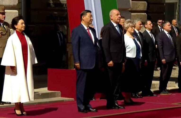 Katonai ceremóniával fogadták a kínai államfőt (videó)